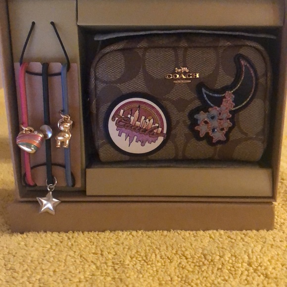 ⭐️🌙 COACH BOXED MINI BOXY COSMETIC CASE AND HAIR TIES SET ⭐️🌙 - Picture 4 of 16